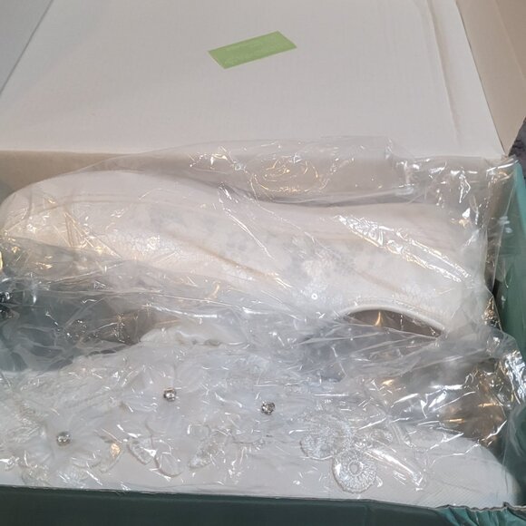 NWT White Lace Bridal Sneakers with Satin Ribbon Lace - Size 7.5 - Picture 6 of 7